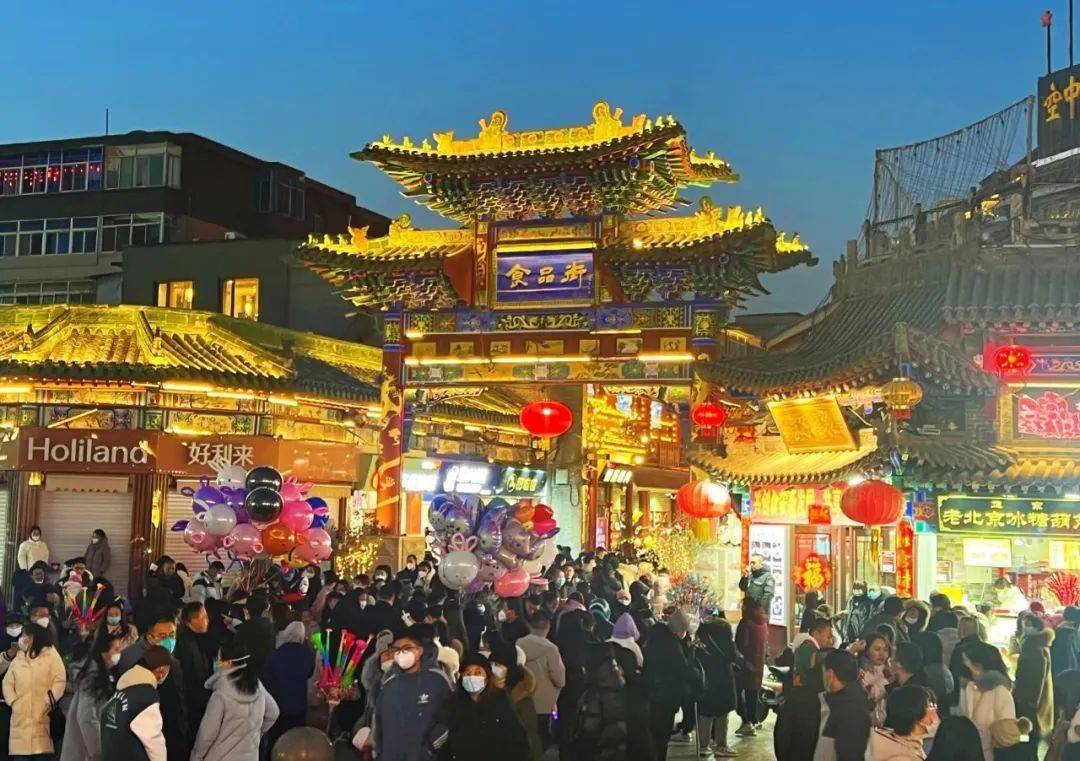 装扮一新,人们走出家门,感受传统节日的气氛;在襄汾县丁陶风情街