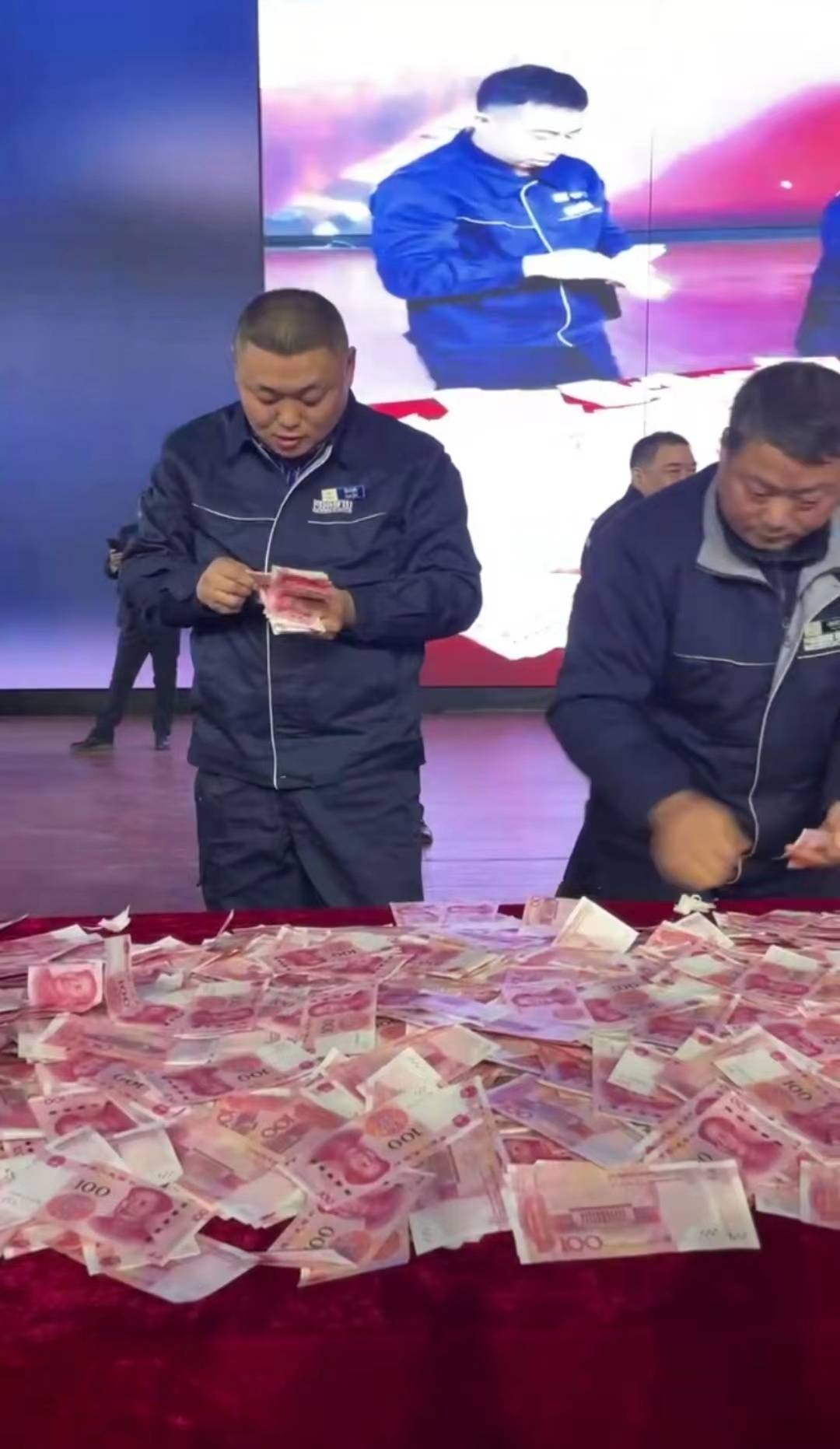 发放之后,18日,公司也向所有员工发放年终奖,同样采用现金发放的形式