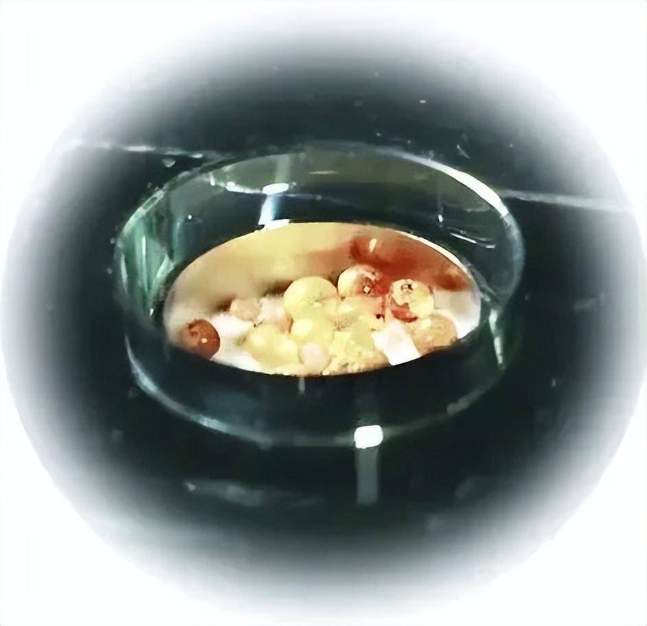 太山龙泉寺唐代金棺银椁内的佛舍利丝绸本身就是供养.