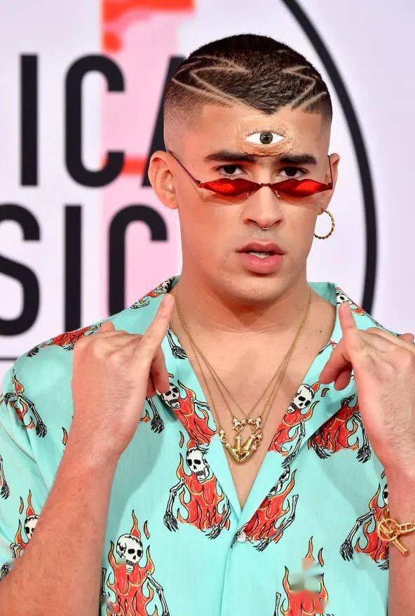 雷鬼歌手bad bunny遭怼脸拍扔粉丝手机被喷,880万美元洛杉矶豪宅曝光