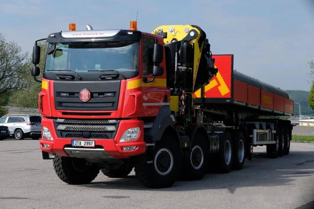 8x8拖头还带随车吊 太脱拉为捷克客户定制的凤凰全驱牵引车仅此一辆