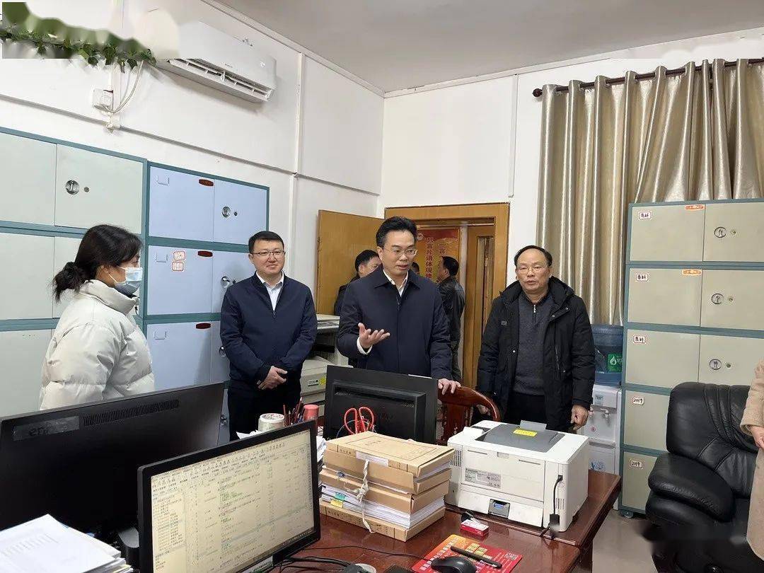 县长蒙中平新春上班首日走访慰问财政干部_藤县_祝福_工作日