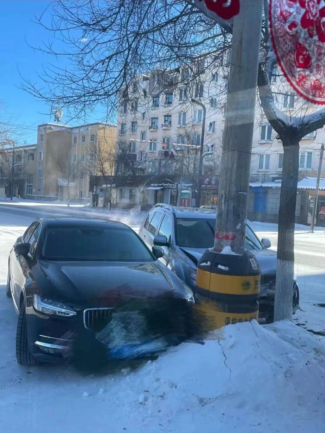 根河红旗路一路口发生交通事故,两车险些撞进店铺_减速慢行_来源_文明