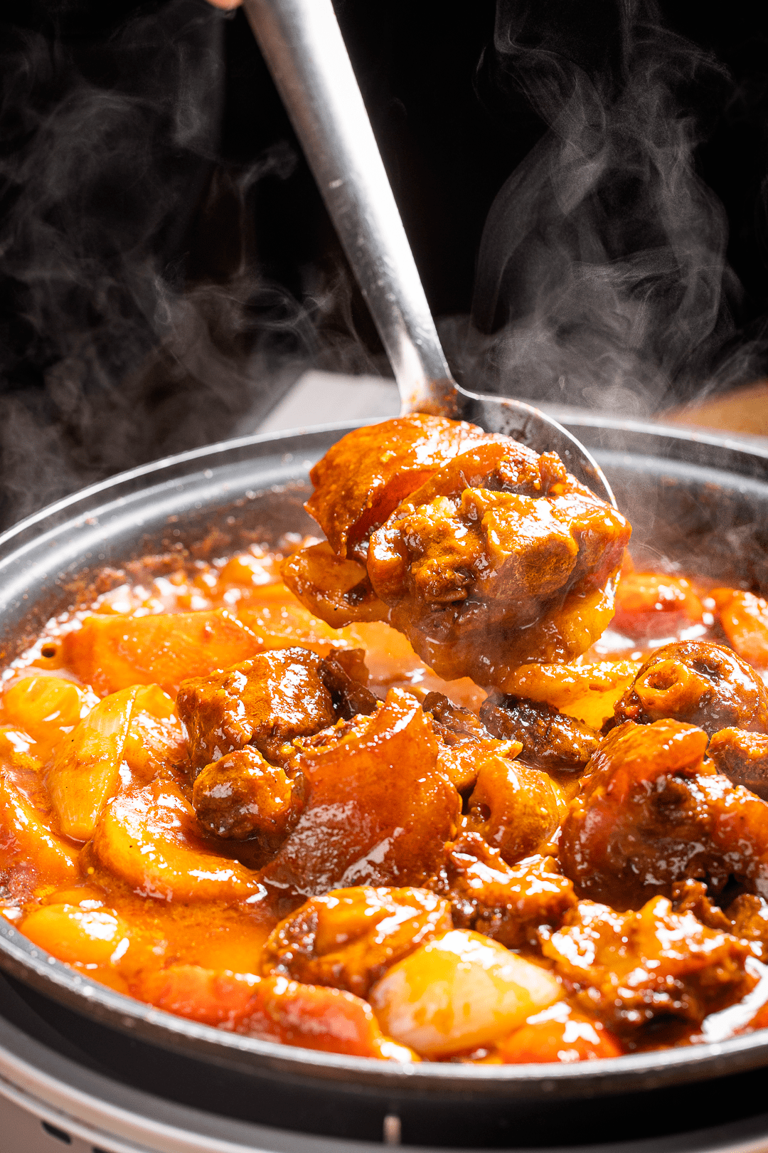 { 西班牙红酒炖牛尾 }②在高温下,肉质脂香和佐料完美糅合在一体,透着