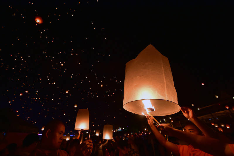 孔明灯也叫天灯,文灯,相传由三国时蜀国丞相诸葛孔明发明.