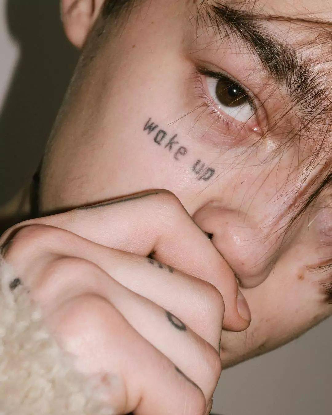 俄罗斯超模"戒哥"进军嘻哈乐坛!