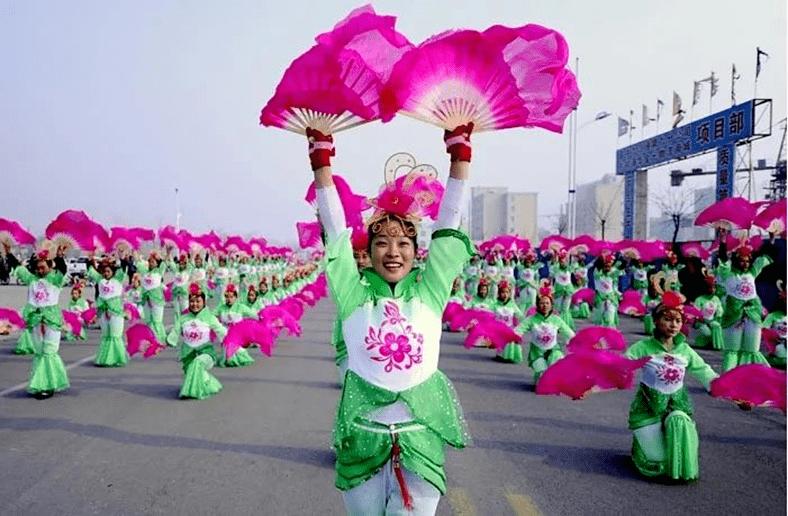 村中男女集队而行据旧《辽州志》记载,每逢元宵佳节左权小花戏和徐沟