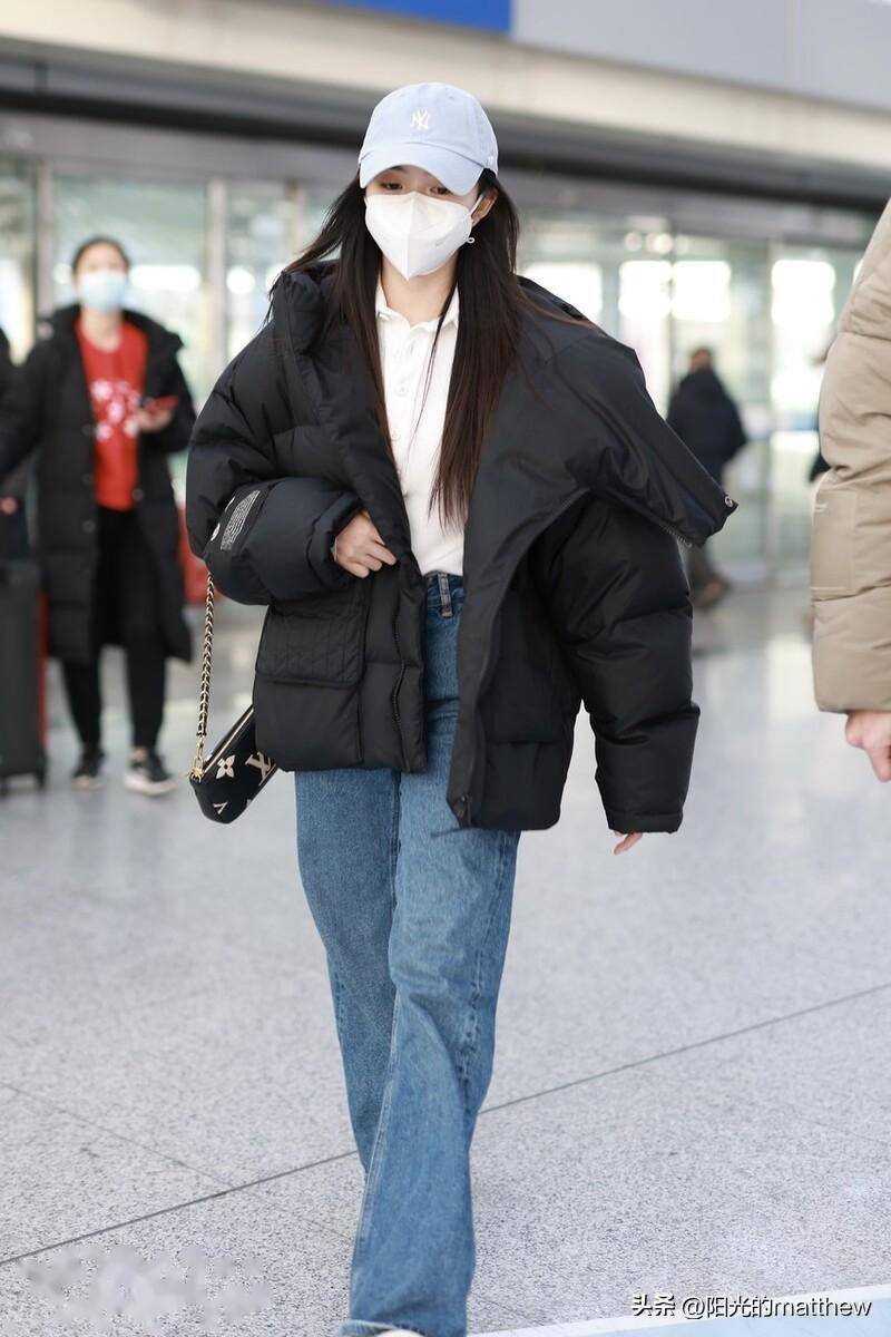 刘浩存头戴鸭舌帽低调现身北京首都机场