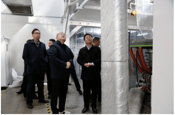 "来到湖南飞欧特新材料有限公司,王利与企业负责人亲切交流,详细了解