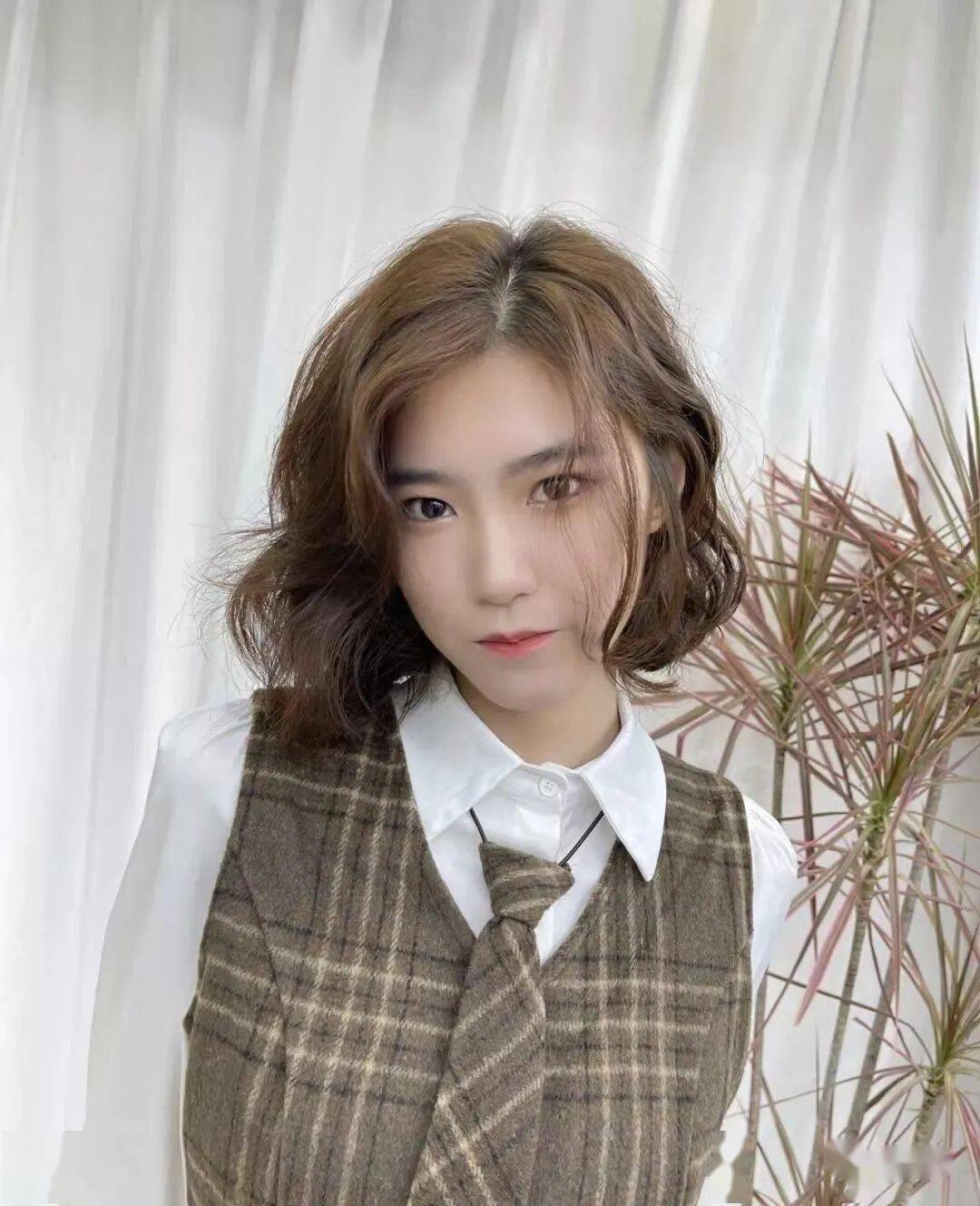 夏日份甜美辣妹风格的烫发短发