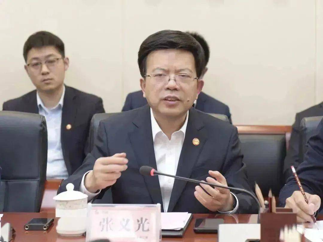 董事长张义光与来访的西安市未央区委书记刘国荣,区长王小育座谈交流