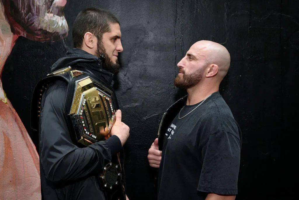 马哈切夫连续终结了他此前遇到的5位对手,包括在ufc280中降服查尔斯