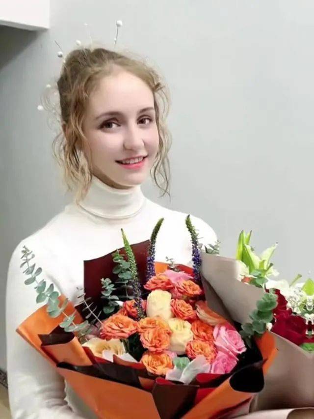 意大利姑娘爱上广西小伙,远嫁中国甘当村妇,干农活打麻将样样都行,被