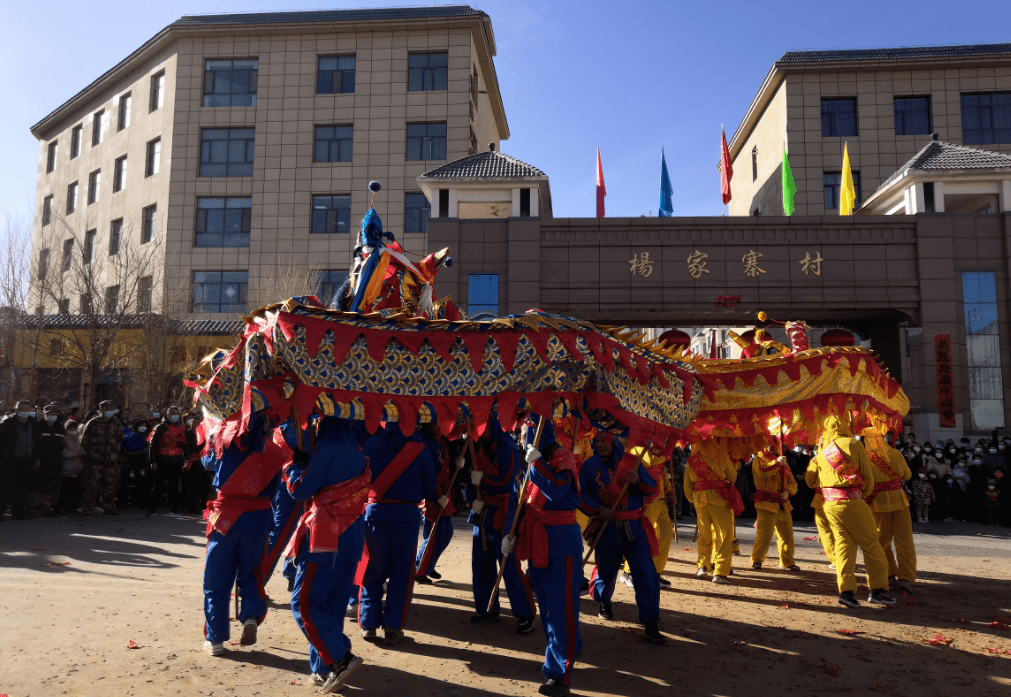 【新春走基层】新春社火“耍”得欢 幸福生活“乐”淘淘_表演_寨村_群众