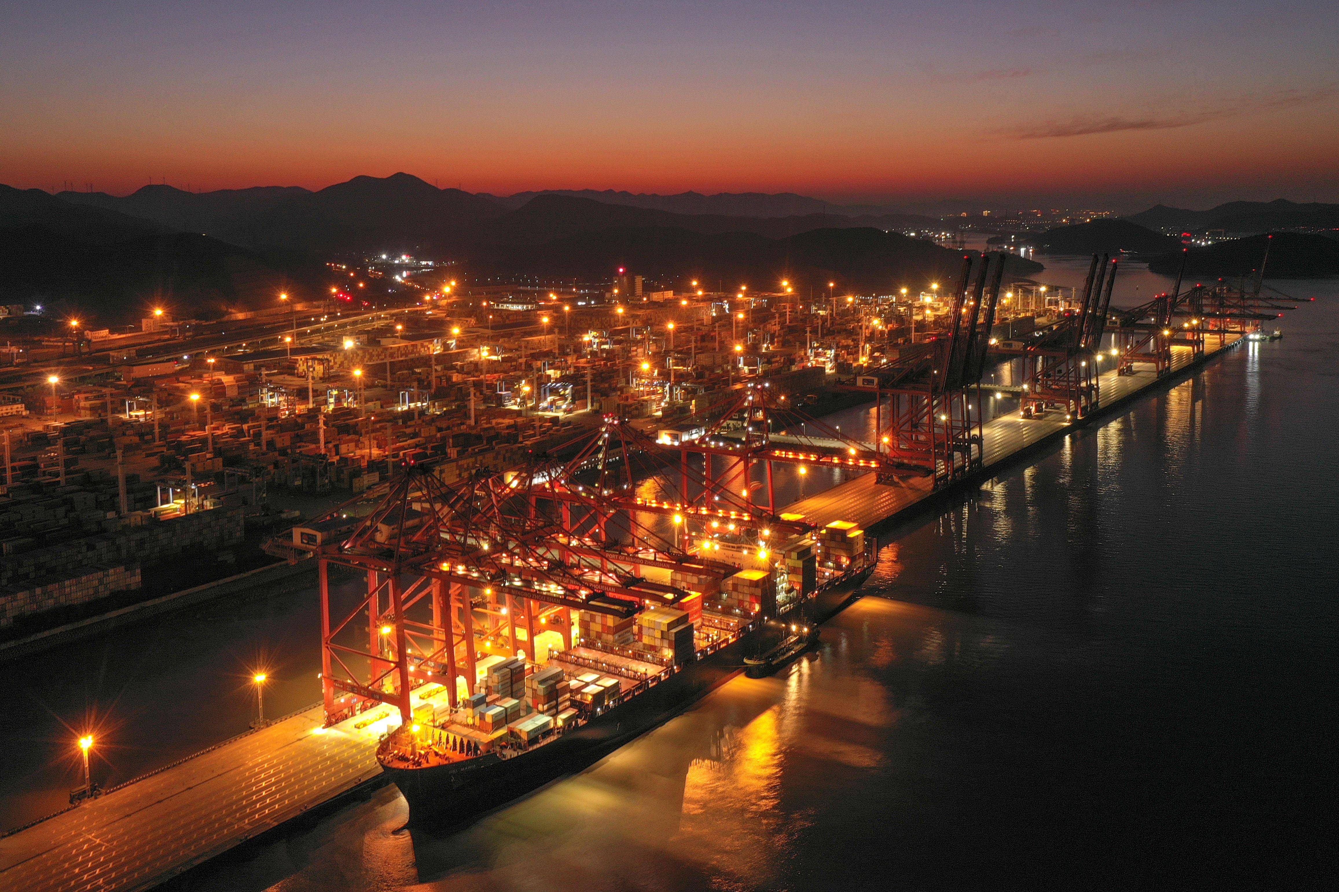 (新华全媒 )探访宁波舟山港:年货物吞吐量连续14年居全球第一