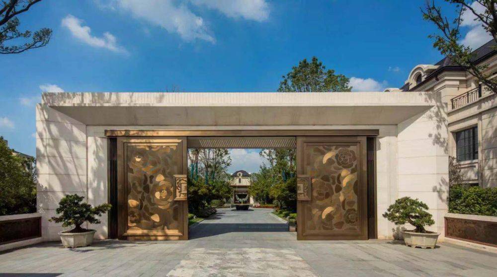 大虹桥核心【灿辉晶典】法式独栋别墅丨占地约2-3亩集中大花园,户户临