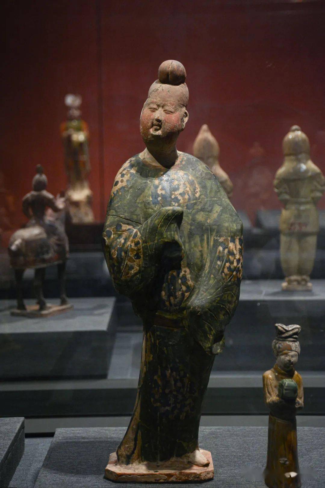 观往知来】三彩男装女立俑_唐代_女性_长安