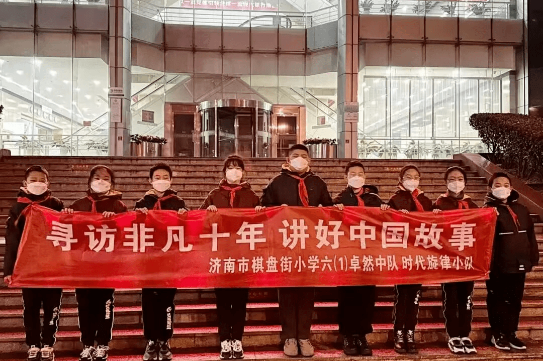 手抄报,搜集祖国非凡十年的科技变化争做小小发明家等形式,寻访中国