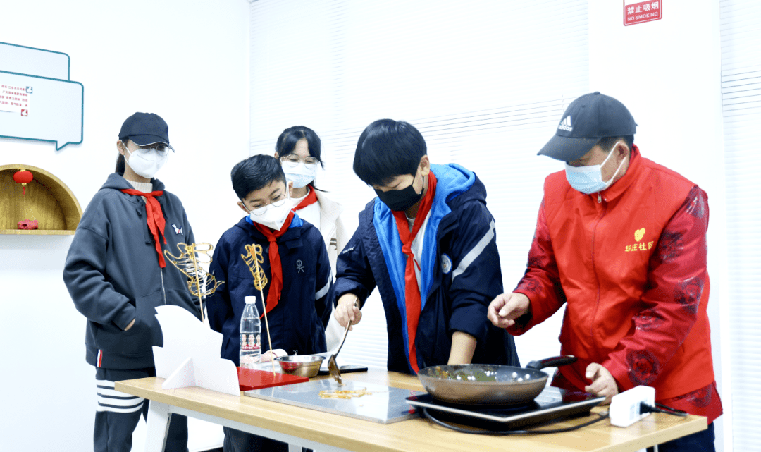 无锡市华庄中心小学的同学们走进社区参加"兔年迎新禧,非遗品年味"