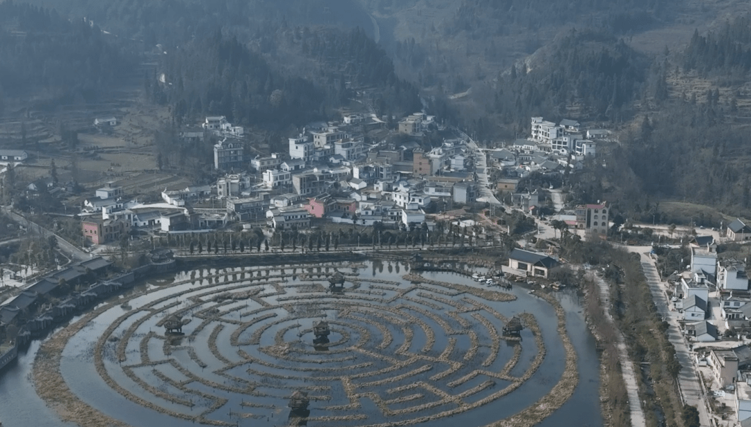 去年10月,当"互联网"思维在盘关镇贾西村融入基层治理后,村