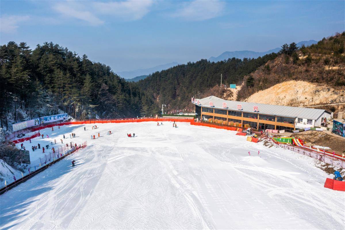 桃花衝滑雪世界紅花尖滑雪場三角山四季滑雪場黃岡坐擁4座滑雪場,設施