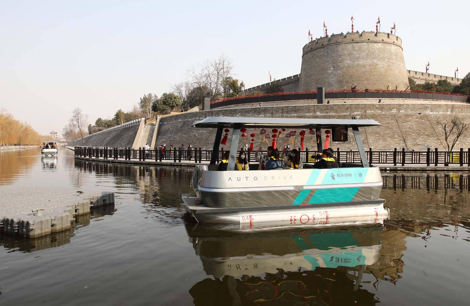 【图集】护城河上围炉煮茶 自动驾驶船中解锁西安新玩法_游船_进行