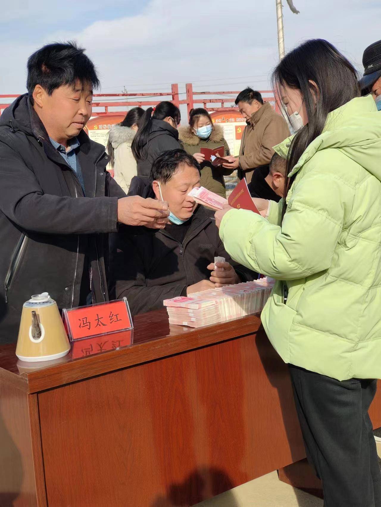 春节刚过,内黄县梁庄镇冯庄村举行了"集体股份经济合作社股东分红"