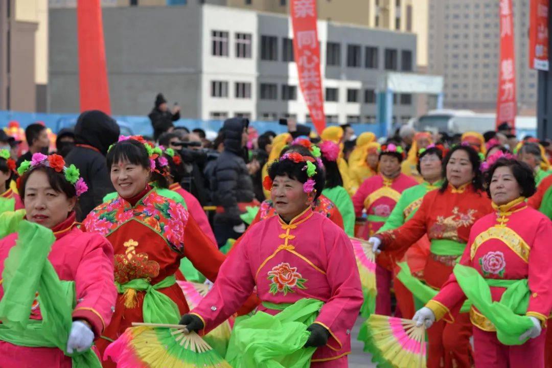 灯灯灯灯灯！圆圆圆圆圆！气氛拉满！庙会、猜灯谜、烟花秀……今天的呼和浩特太浪漫了