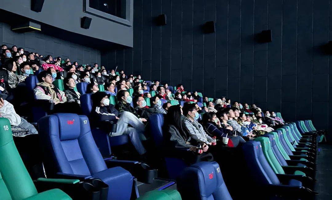 "春节期间黄金时段,嘉定影剧院几乎所有小厅都为客满状态."陆剑玉说.