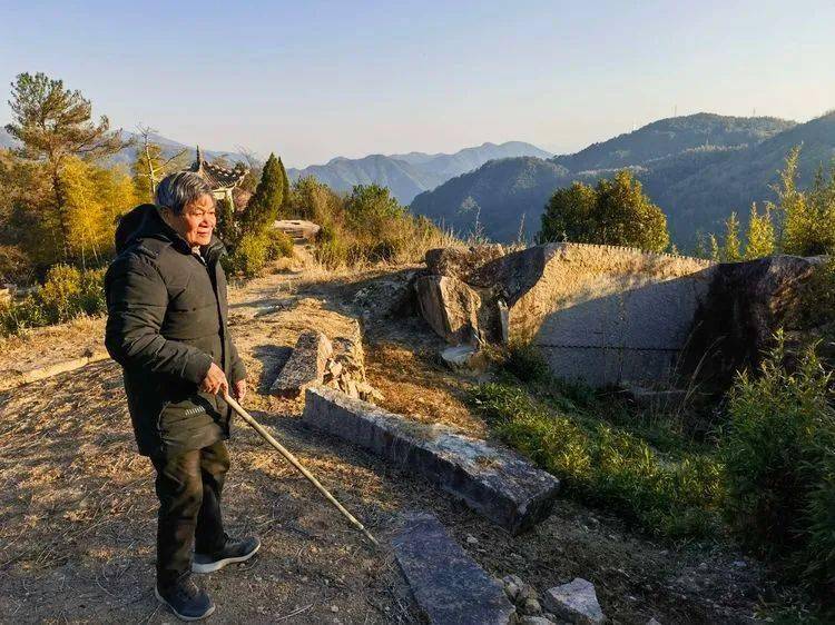 智者大师说法石"的路边山岩上,这里附近一大片地方号称佛陇岗,是天台