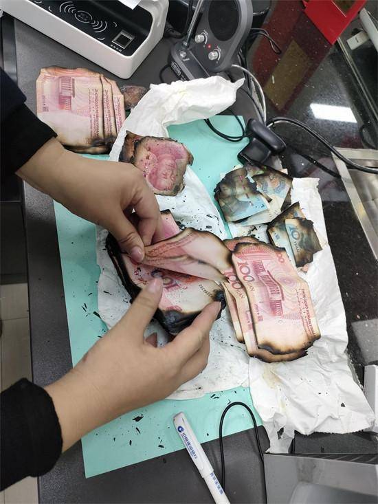 冬日暖人心 建行湘西州分行兑换"火烧币"_客户_人民币_纸币