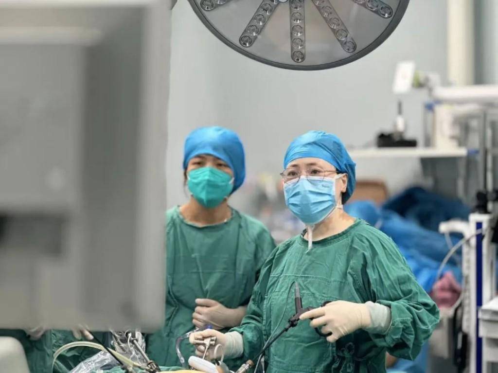 收住入院后,妇科团队为小李完善检查,经过急诊腹腔镜下卵巢黄体囊肿剥