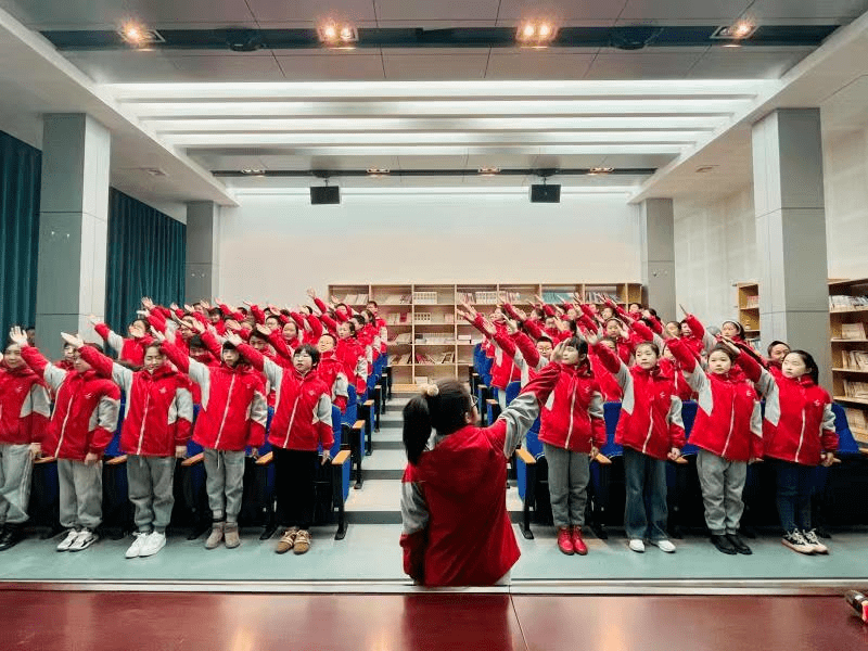 2月6日,在郎溪县实验小学报告厅内,伴随着阵阵铿锵有力的诵读声,同学