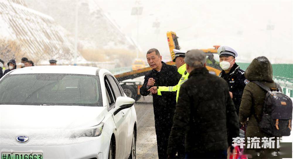 交警告急协调，赶机乘客坐上了便车