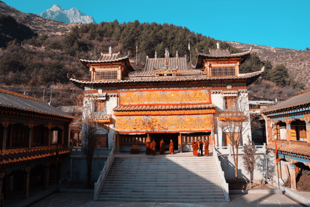 多儿乡然子寺举行"法舞"活动_长河_迭部县_人们