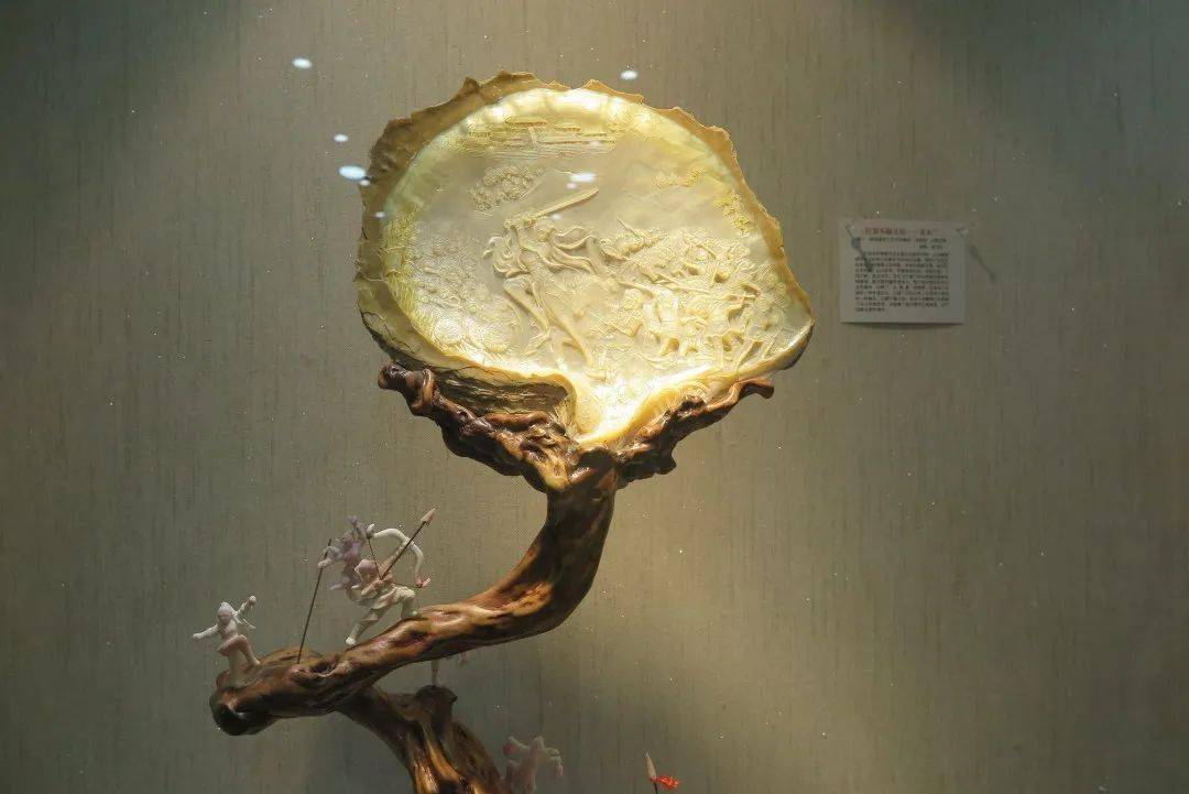 其中一场展示匠人高超贝壳雕刻技艺的展