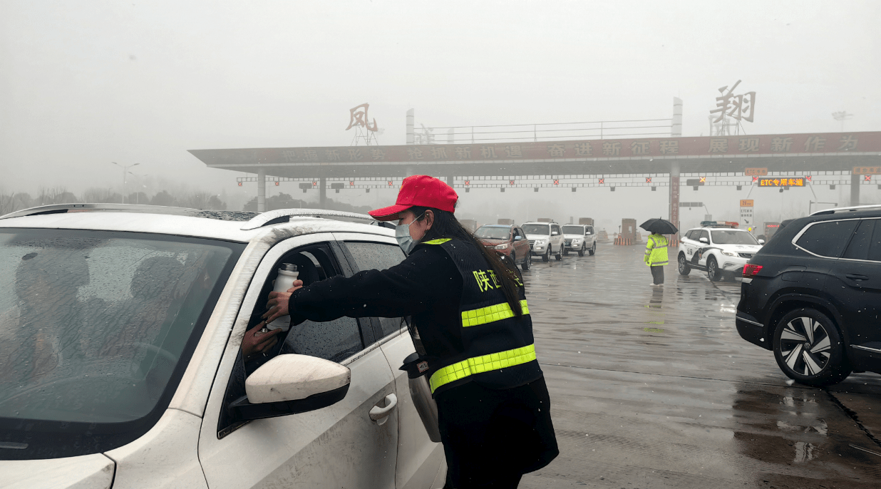 战严寒 斗风雪！奋力清雪保通顺 守护安然出行