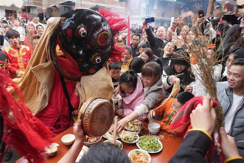 广平苏桥双狮共舞,雄狮探水,优秀传统代代传!