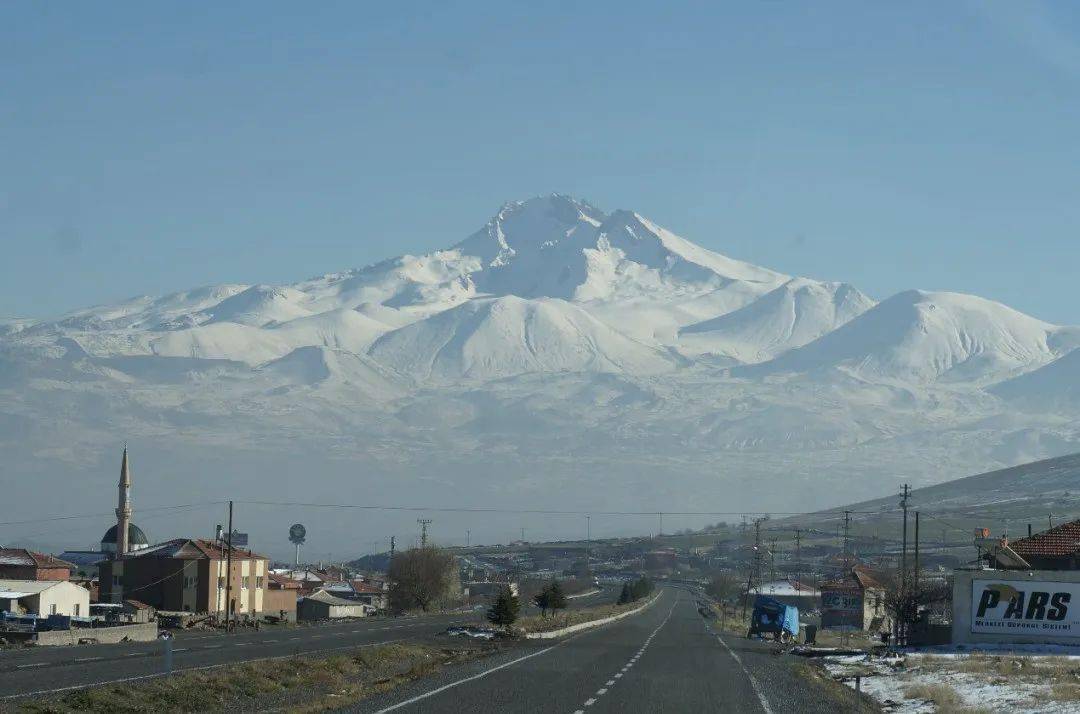 在靠近叙利亚及"两伊"(伊拉克,伊朗)地区有一定的沙漠气候