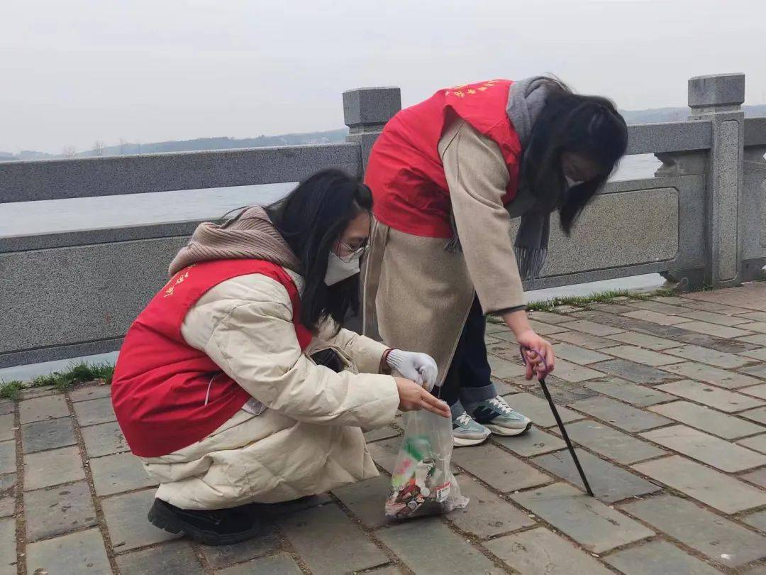 争做"河小青",返乡大学生志愿者在行动(一)_活动_垃圾_污染