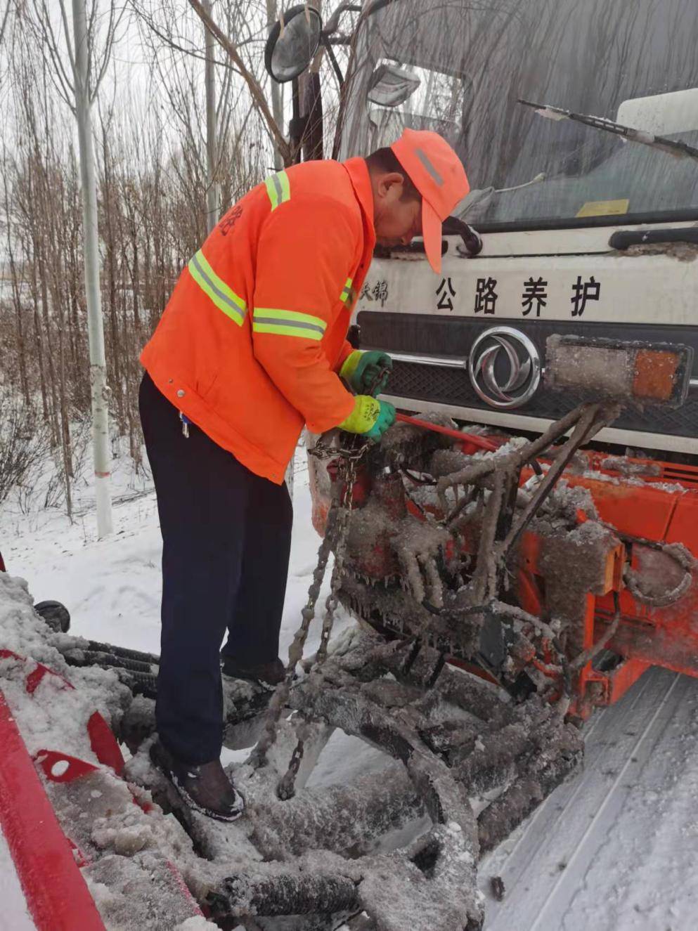 永宁县公路管理段应急抢修队：争做抗雪灾保畅通的排头兵