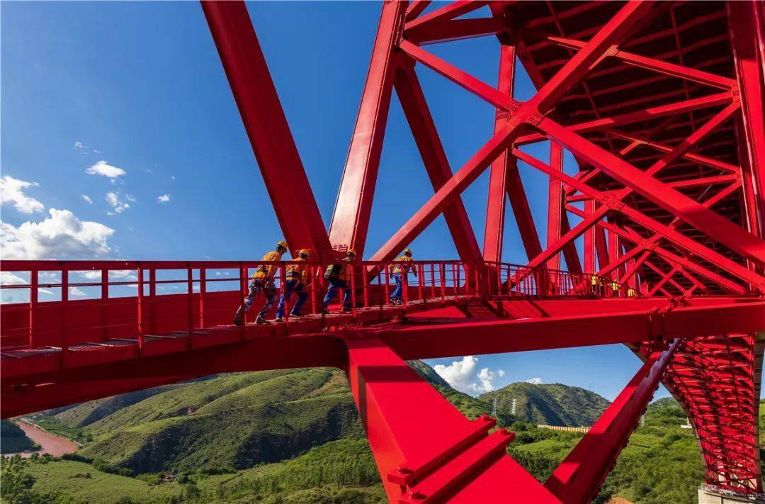 检修中老铁路元江特大桥的昆铁人登上《人民日报》_邓俊_桥墩_数据