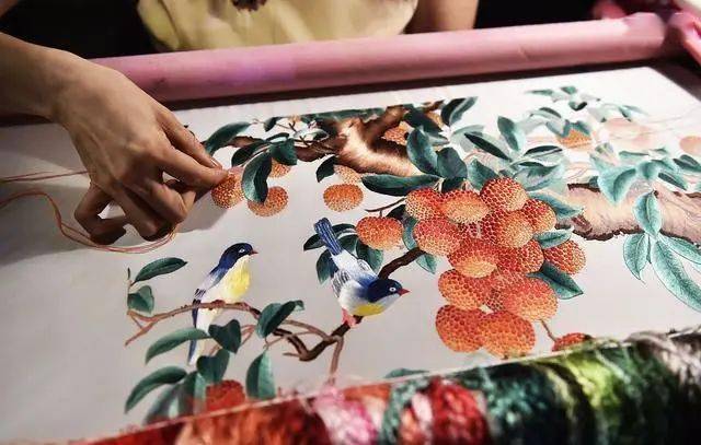 是广州刺绣(广绣)和潮州刺绣(潮绣)的总称,粤绣是广东地区的代表性