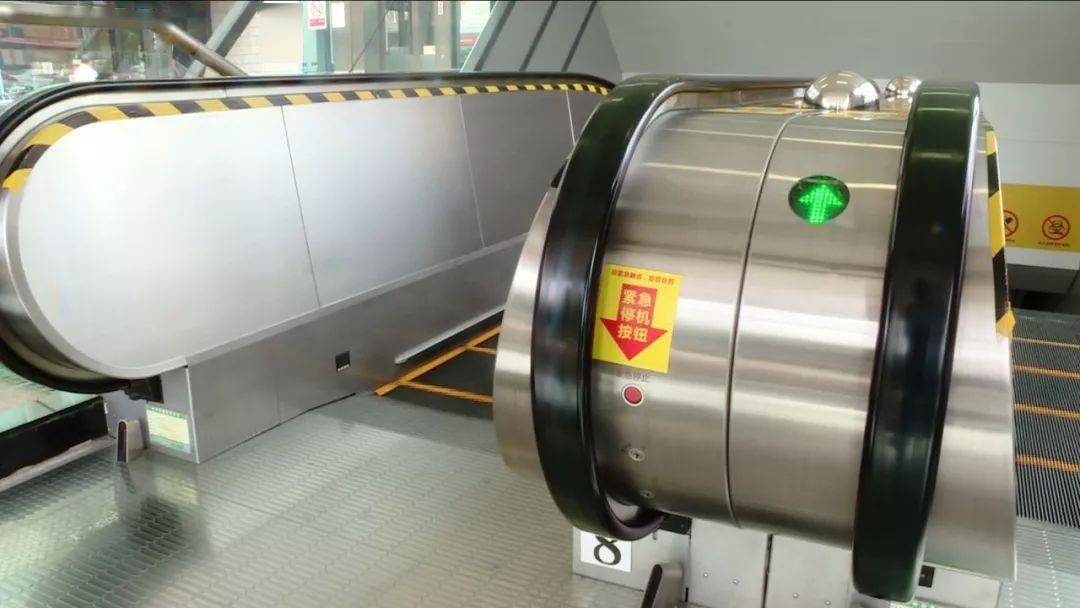 小孩抓电梯扶手玩,突然.带着孩子如何乘坐扶梯?_梯级_位置_黄色