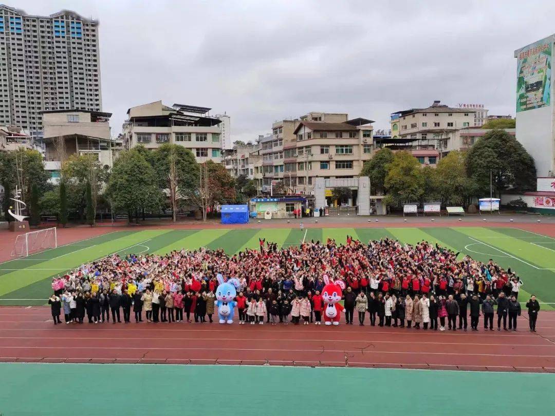 升国旗仪式都匀市第六小学举行开学安全教育都匀四小同学们收到的入学