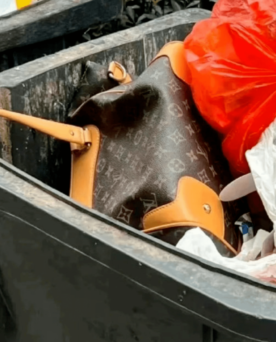 竟是翻垃圾桶?_礼物_网友_人士