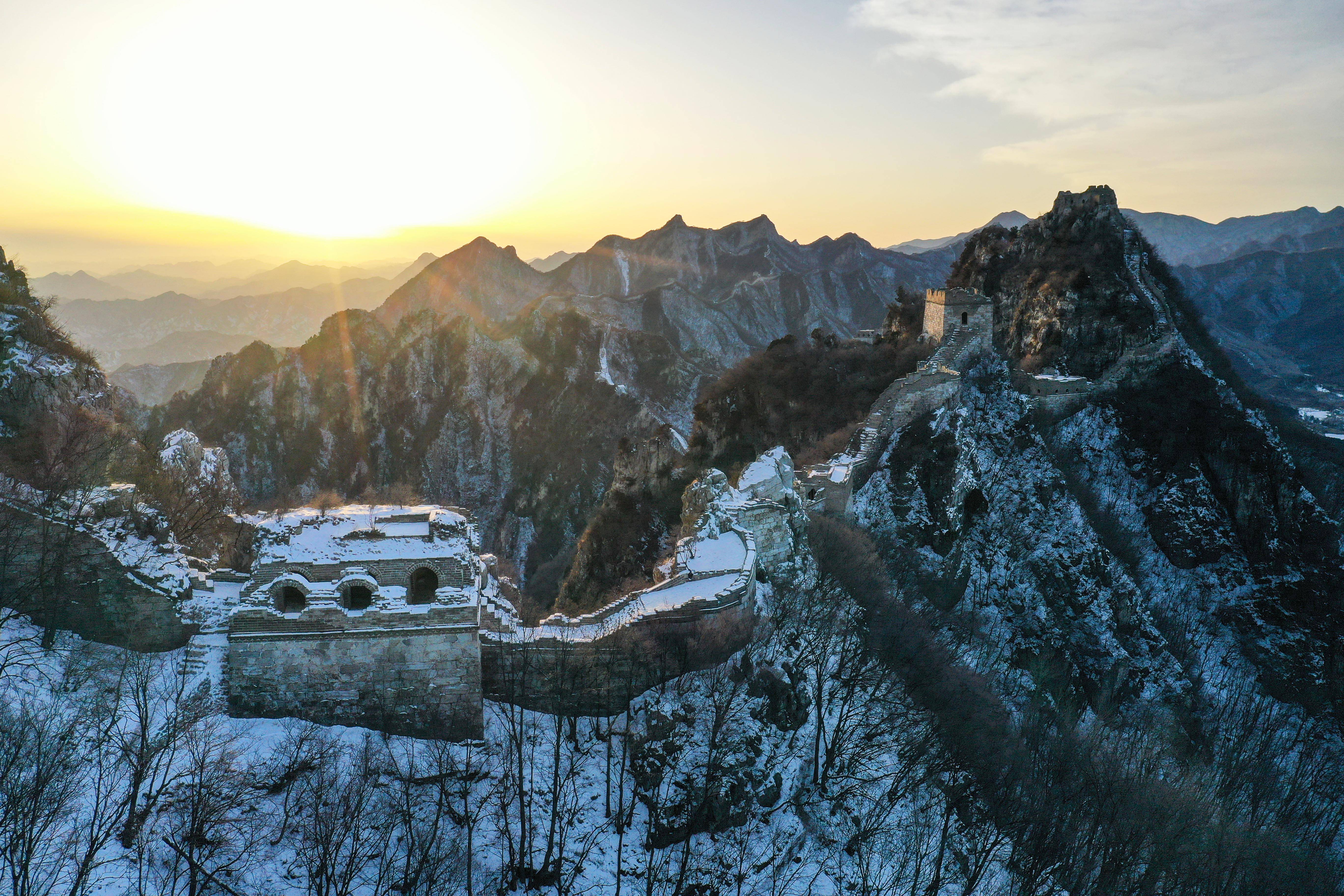 新华社记者 陈晔华 摄夕阳下的箭扣长城雪景(2月13日摄,无人机照片)