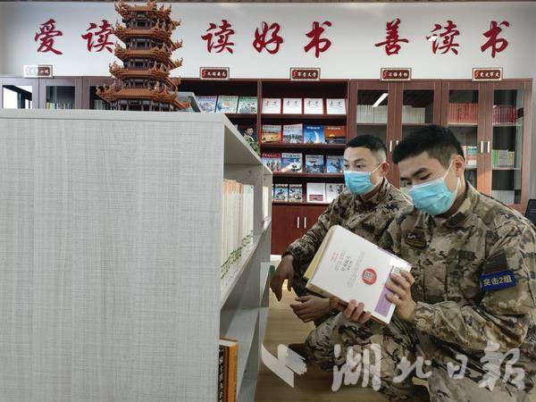 流动图书服务点作为图书馆延伸服务的重点单位,把文化拥军,送书进军营