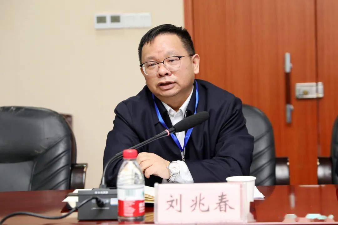 王起介绍单位工作开展情况调研座谈会上,何晓对刘佳勇一行的到来