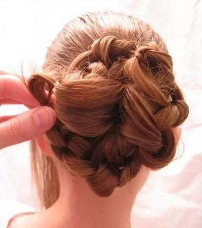 10丝带蝴蝶结扎发11高难度编发12特别双马尾1415稍带层次的斜刘海